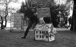 "Chaotikon, April 1981" - "z'Züri häts an huufe läri Hüser", zwei Jugendliche mit Modellhaus, Parkanlage Zürichseeufer