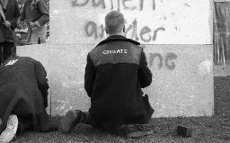 "Chaotikon, April 1981" - Jugendlicher bemalt Bretterwand, Parkanlage Zürichseeufer