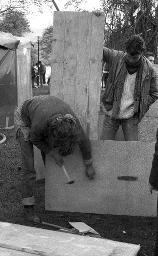 "Chaotikon, April 1981" - Jugendliche nageln Bretter für eine Unterkunft zusammen, Parkanlage Zürichseeufer