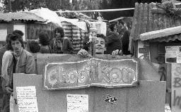 "Chaotikon, April 1981" - Eingangsbereich mit Schild "Chaotikon", Parkanlage Zürichseeufer