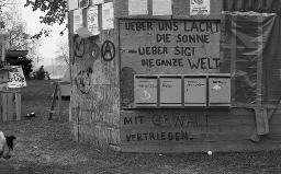 "Chaotikon, 20.04.1981" - "Über uns lacht die Sonne, über Sigi die ganze Welt", rechtes Zürichseeufer