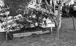 "Chaotikon, 20.04.1981" - "Reserviert", Pflanzbeet, rechtes Zürichseeufer