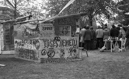 "Chaotikon, 20.04.1981" - "Euses Heimetli", Bretterverschlag, rechtes Zürichseeufer
