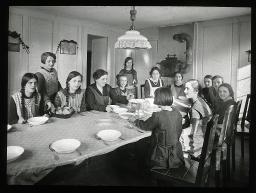 "Winterthur, Mädchenhort", Mädchen an Esstisch, es wird Suppe geschöpft und Brot serviert, um 1925