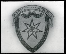 "Agentinnenbrosche", "Protection de la jeune fille",  Erkennungszeichen der Vertreterinnen der Freudninnen junger Mädchen (siebenzackiger Stern im Schild des Heiligen Michael), als Brosche im Brustbereich befestigt