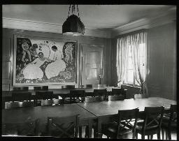 "Ferienheim Auboden", Stühle und Tische in einem Raum, vermutlich Esszimmer, an der Wand ein grosses Gemälde, um 1930