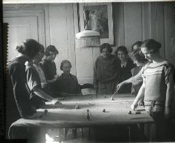 "Zürich, Neues Töchterheim", Pensionärinnen spielen Tisch-Croquet auf einem mit Tuch oder Filz belegten Tisch, um 1920