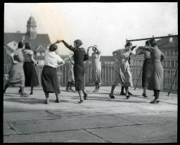 "Zürich, Neues Töchterheim", Pensionärinnen tanzen paarweise auf der Dachterasse des Neuen Töchterheims, Häuserkulisse im Hintergrund, um 1930