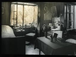 "Töchterheim Martahof, Zürich", Vermutlich Einzelzimmer des Töchterheim Martahof mit geöffneten Fenstern, einem Bett und Tisch, sowie Stühlen, diverse Dekoration, Bilder und ein Spiegel