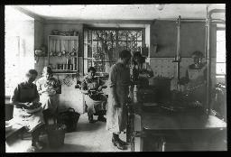 "Zürich, Marthahof", Sechs junge Frauen mit Kochschürzen in der Küche, einige am kochen, andere am rüsten, vermutlich Kartoffeln, um 1930