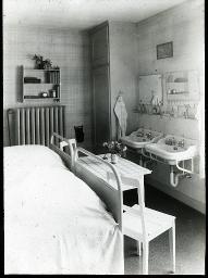 "Zürich, Neues Töchterheim", Doppelzimmer im Neuen Töchterheim, mit zwei Lavabos und Spiegeln im Zimmer, Heizkörper und ein kleines Bücherregal, um 1930