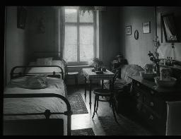 "Töchterheim Sihlwartheim, Zürich", Doppelzimmer mit Fenster, kleinem Tisch, Sofa und Kommode, um 1925