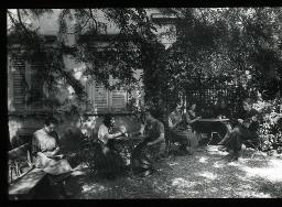 "Töchterheim Marthahof, Zürich", junge Frauen im Garten vor dem Heim, auf Bänken oder Stühlen an Tischen sitzend, am nähen, lesen, Spiele spielen oder Gitarre spielen, um 1930