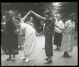 "Zürich, Töchterheim Jakobstrasse", junge Frauen im Garten, halten sich an den Händen im Kreis, vermutlich ein Spiel spielend, um 1930