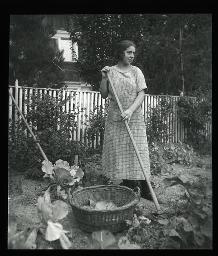 "Hausdienstlehre", junge Frau verrichtet im Garten diverse Gartenarbeiten, um 1930
