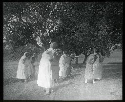 "Zürich, Töchterheim Jakobstrasse", mehrere Frauen auf einer Wiese unter Bäumen, vermutlich bei Turnübungen, einer Choreographie oder beim Tanzen, um 1930