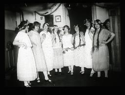 "Zürich, Töchterheim Jakobstrasse", mehrere junge frauen, verkleidet mit Kleidern und Blumen, möglicherweise vor einer Theater- oder Musikaufführung, um 1930