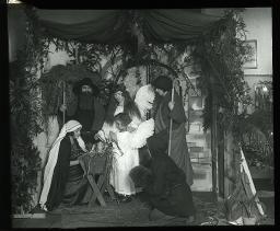 "Zürich, Töchterheim Jakobstrasse", Krippenspiel mit Engeln und Pilgern, einer Puppe als Christkind, um 1930