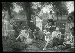 "Töchterheim Jakobstrasse, Zürich", junge Frauen und Mädchen auf einer Decke auf der Wiese beim Picknick, um 1930