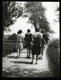 "Zürich, Neues Töchterheim", vier Mädchen gehen einem Strässchen entlang, eines mit Wanderstock, ein anderes mit Akkordeon, um 1930
