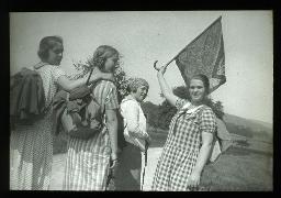 "Zürich, Töchterheim Jakobstrasse", Mädchen am wandern, eines hält ein Tuch an einem Wanderstock hoch, um 1930