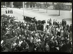 "Freundinnenversammlung in Gais", Versammlung vieler Frauen, zum Teil im Allwetteromnibus oder Kutschen, um 1920