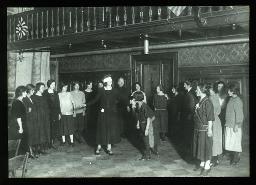 "Zug, Sonntagsvereinigung", Versammlung mehrerer Frauen, im Halbkreis stehend, eine davon in der Mitte trägt eine Augenbinde, um 1925
