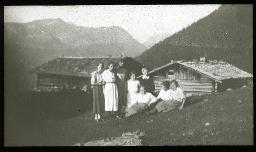 "Zürich, Mädchenklub", diverse Mädchen auf der Alp vor zwei Holzhütten, Gebirge im Hintergrund, um 1925