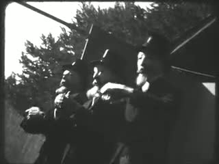 [VPOD Landsgemeinde] Ausschnitte aus dem „Programm ohne Titel“ (1934) des Cabaret Cornichon; identifizierbar sind Max Werner Lenz (Geige), Mathilde Danegger, Elisie Attenhofer, Helene Pastorini