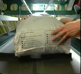 "Alte Kleider - neuer Nutzen. Was Caritas Schweiz aus Kleiderspenden macht", 1998